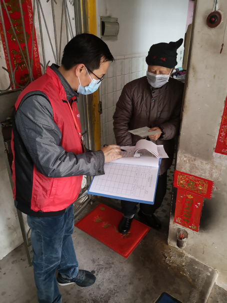 志愿者在社區(qū)入戶排查登記。