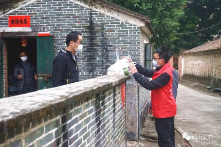 隔離不隔愛，志愿者為居家隔離家庭定期采購生活用品。