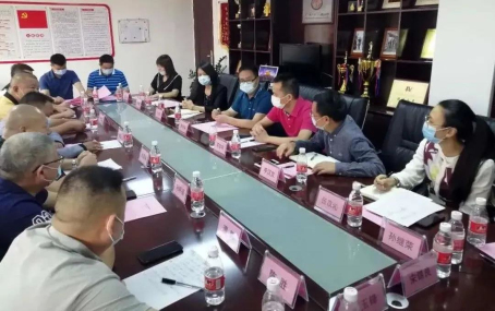 005  4月27日，聯(lián)合市紀(jì)委監(jiān)委舉辦市外省商會會長聯(lián)席會議暨“親”“清”政商座談會.jpg