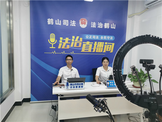 3.歐錦波局長代表市民政局上線法治直播間，解讀《慈善法》   關(guān)注“放心捐”.jpg