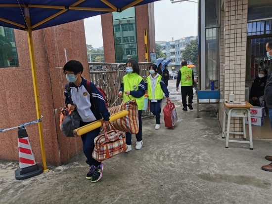 已處理8  雅瑤中學學生拎著行李，有序進入校園.jpg