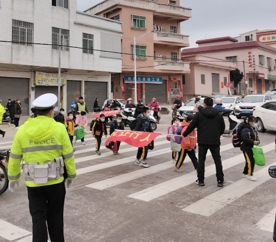 已處理11  連南小學交警、教師、家長義工組成“返校安全護學崗”.jpg
