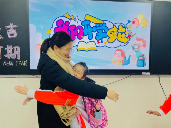 已處理19  “老師，我太想您了?！鄙称阂恍【承^(qū)的小朋友跟老師來一個大大的擁抱.jpg
