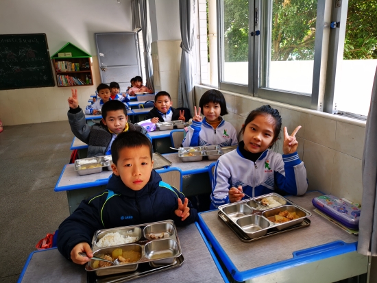 已處理21  龍口協(xié)華小學的小朋友又可以跟同學一起用餐了，開心。.jpg
