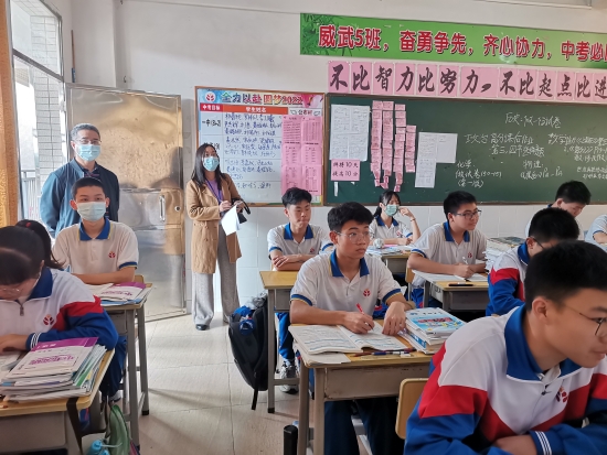 已處理6.開學(xué)調(diào)研，調(diào)研組成員推門聽課.jpg