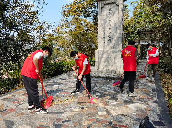清明節(jié)來(lái)臨之際，宅梧鎮(zhèn)退役軍人服務(wù)站工作人員發(fā)動(dòng)退役軍人僑都星火志愿服務(wù)隊(duì)對(duì)我鎮(zhèn)四座烈士紀(jì)念碑進(jìn)行巡查、打掃清潔工作，志愿服務(wù)隊(duì)們也是“收獲滿滿”啊3.jpg