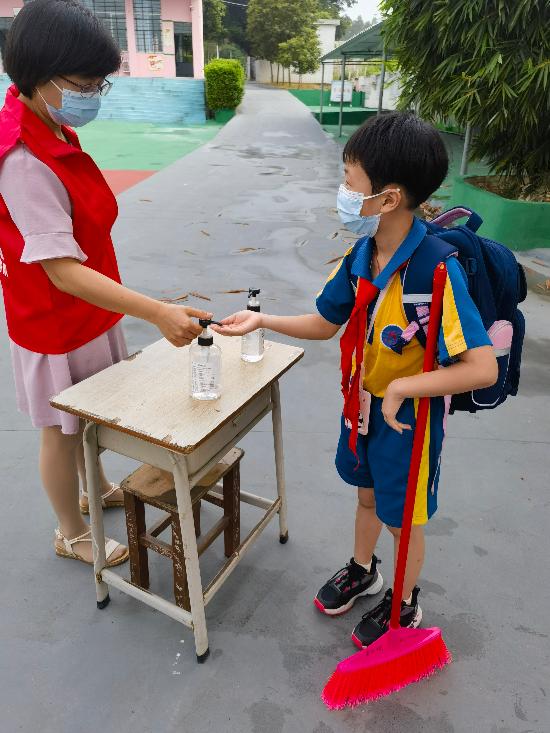 雙合鎮(zhèn)雙合小學(xué)（返學(xué)時(shí)）老師為進(jìn)入校園的孩子進(jìn)行了全面的消毒和清潔，做好疫情防控工作，保護(hù)自己的同時(shí)保護(hù)他人 (2).jpg