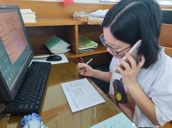 2沙坪二小老師撥打市民電話，協(xié)助做好沙坪流調(diào)咨詢工作.jpg