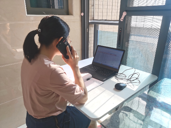 4沙坪六小趙翠霞老師在家做流調(diào)工作人員，隨時準(zhǔn)備著學(xué)校下達的打電話任務(wù)，并把每位需要通知去進行核酸檢測的人員作好跟蹤記錄。.jpg
