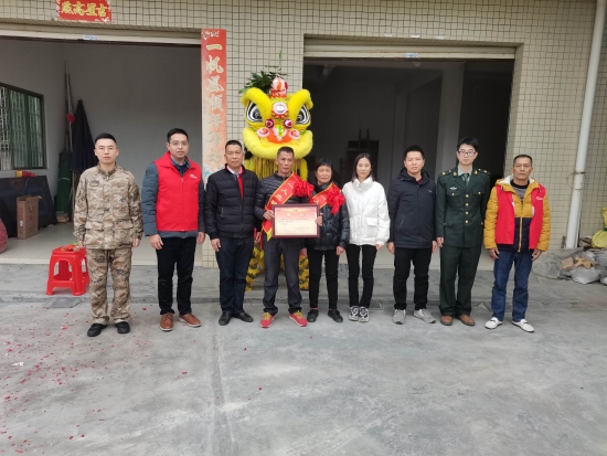 已處理1674092129216市退役軍人事務局副局長溫寶謙一行到龍都村現(xiàn)役軍人王耀成家中送立功喜報，并提前向王耀成家屬送上新春祝福，鼓勵軍人努力拼搏、再立新功。.jpg